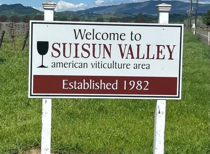 A sign that says welcome to suisun valley.